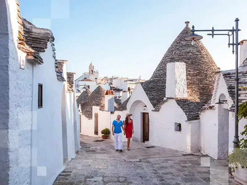 Turyści w miejscowości Alberobello