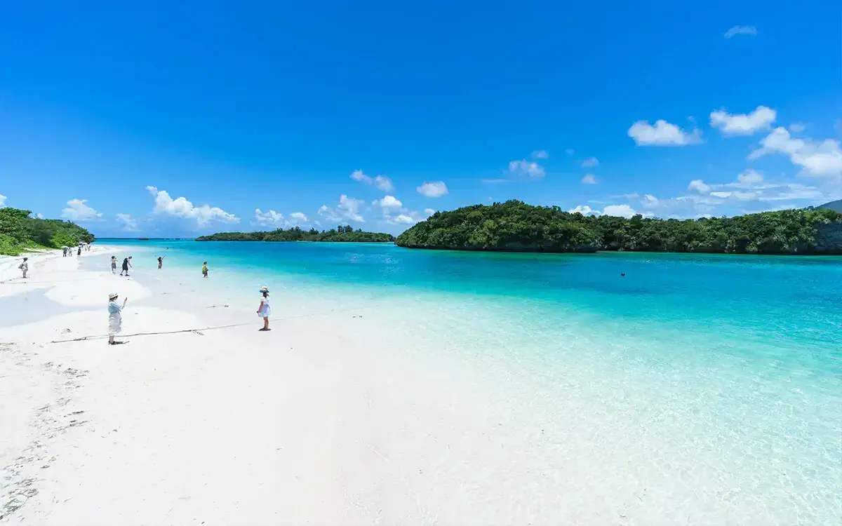 Piaszczysta plaża i turkusowa woda, Okinawa