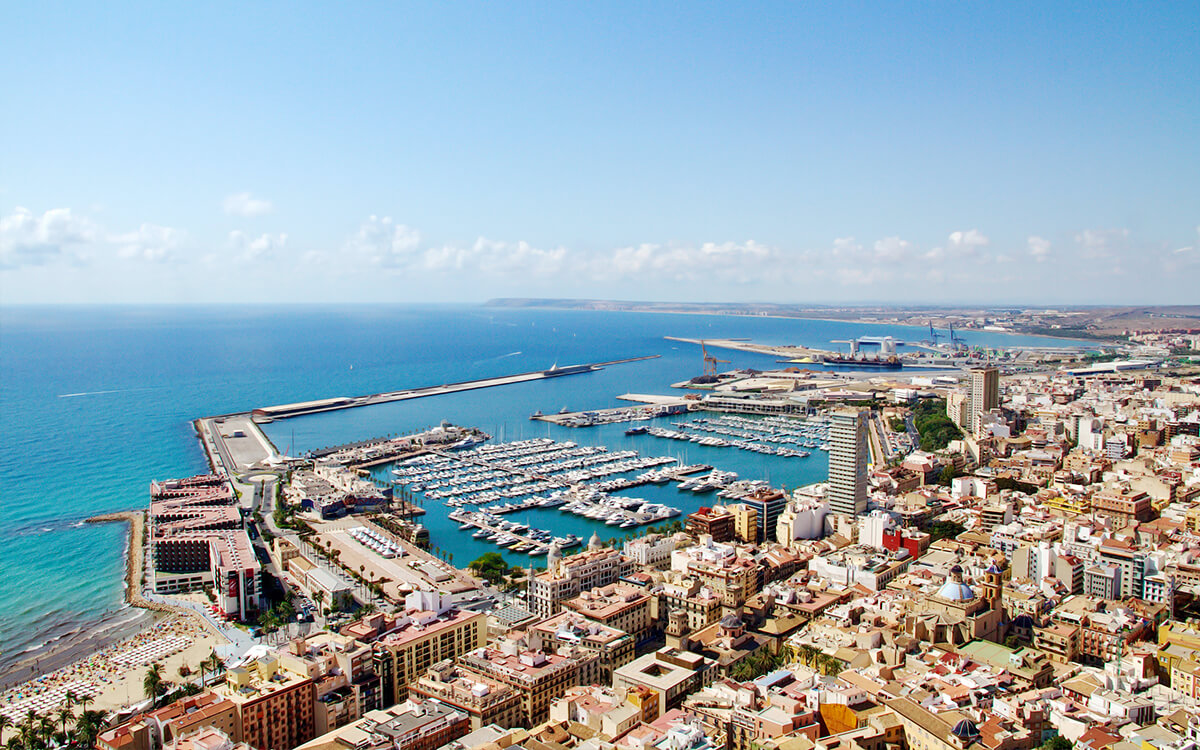 Widok na port w Alicante