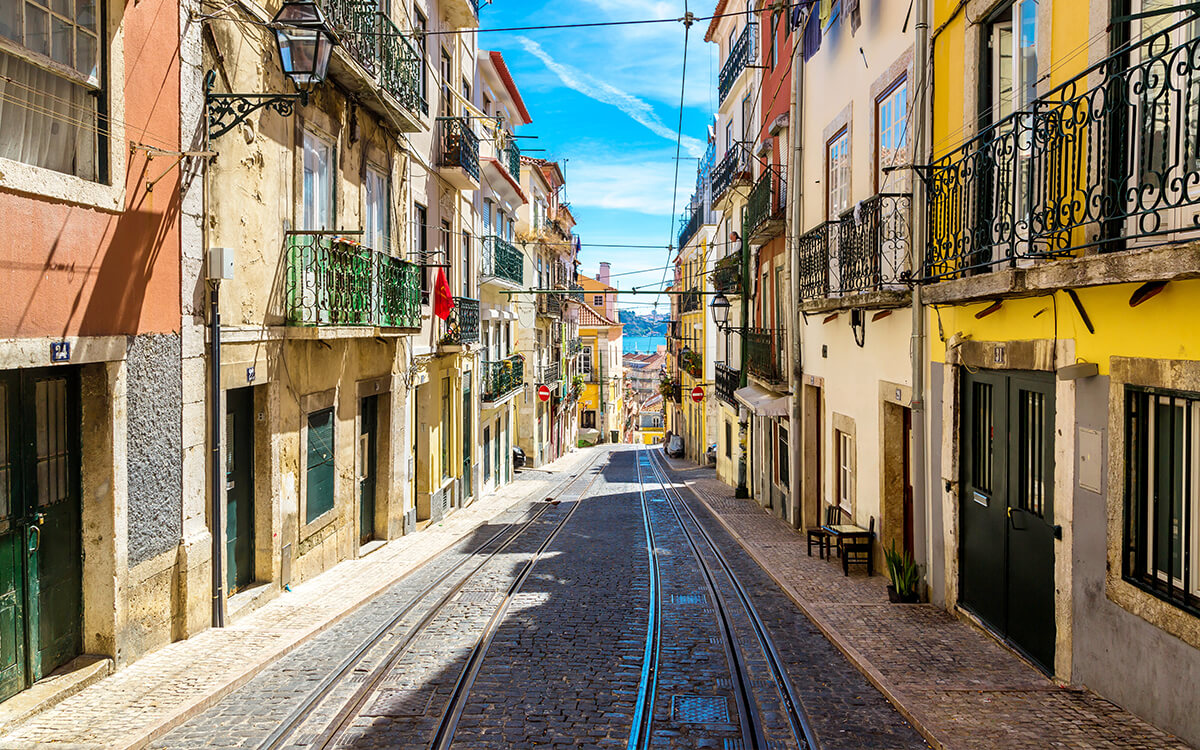 Wąska uliczka trasa tramwaju 28 w Lizbonie