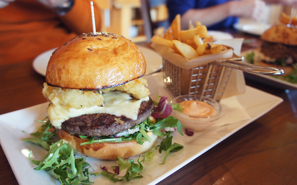 Burger z frytkami i rukolą