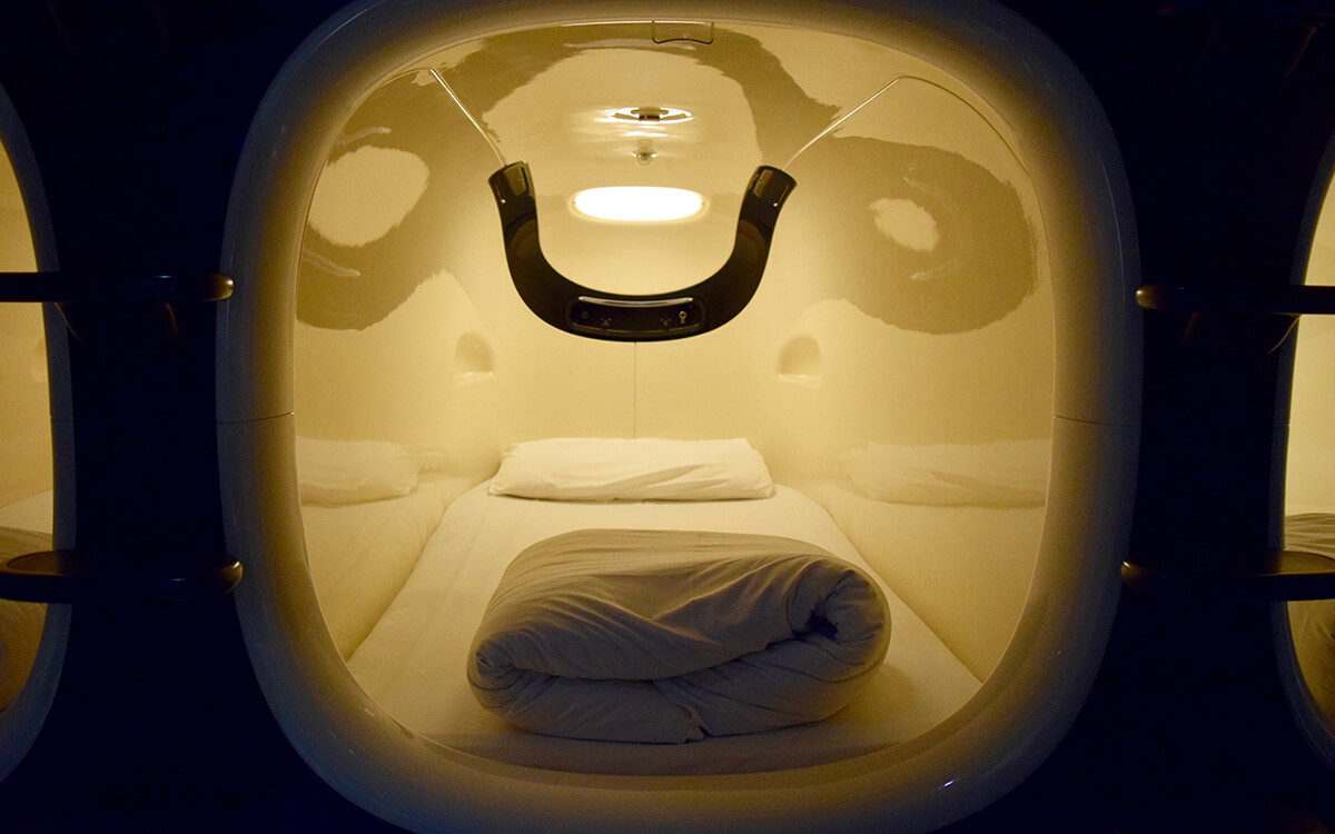 Zdjęcie łóżka w hotelu kapsulowym w Tokio