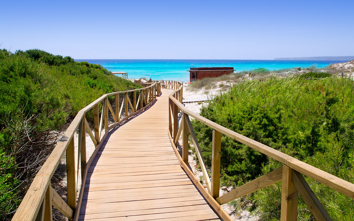 Playa de Migjorn na spokojnej wyspie Formentera