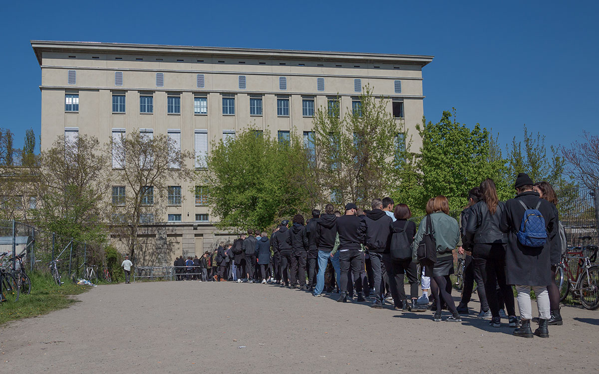 Kolejka przed klubem Berghain