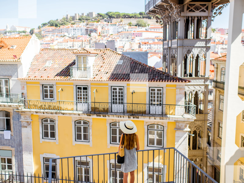 Kobiety podziwiają piękną, pełną wzgórz Lizbonę