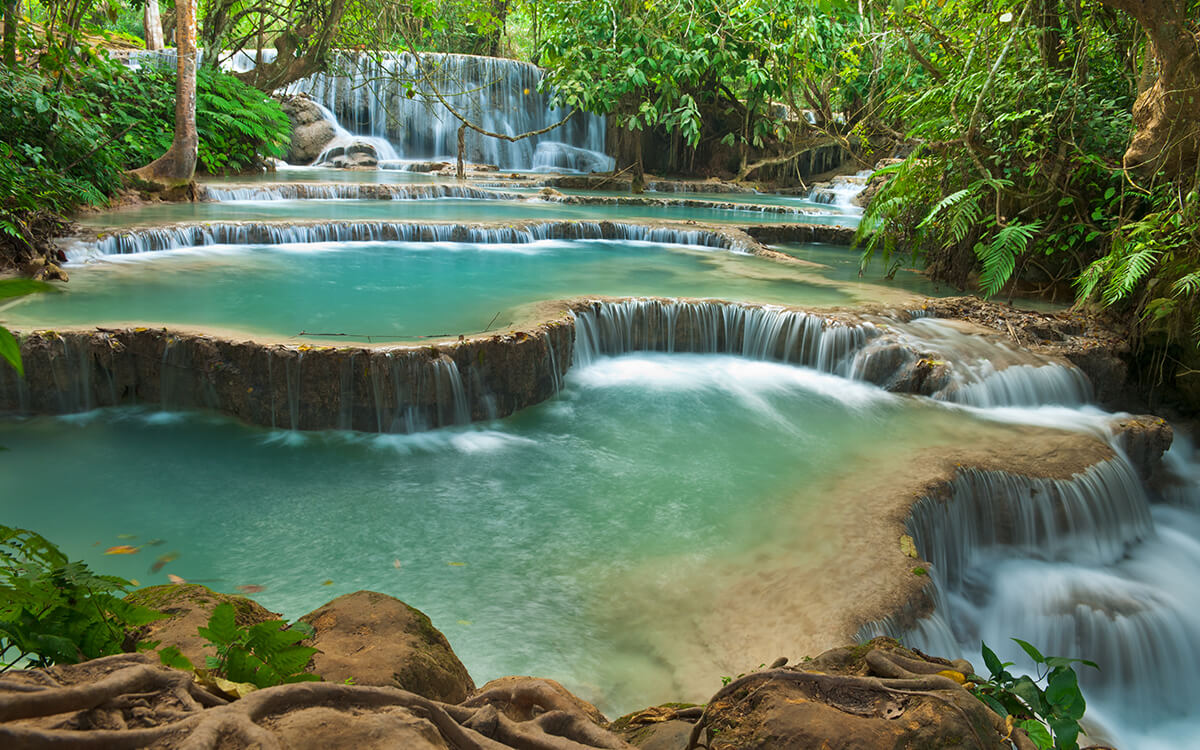 Piękny krajobraz z wodospadem, Laos
