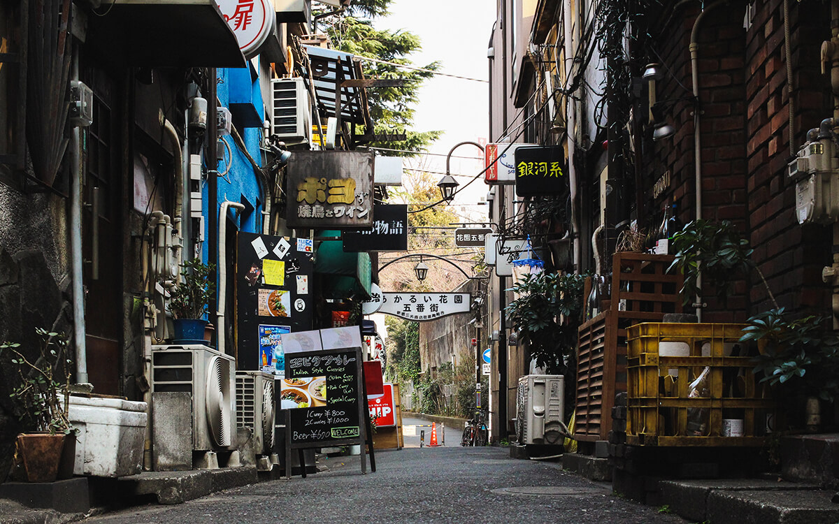 Wąska uliczka w Tokio