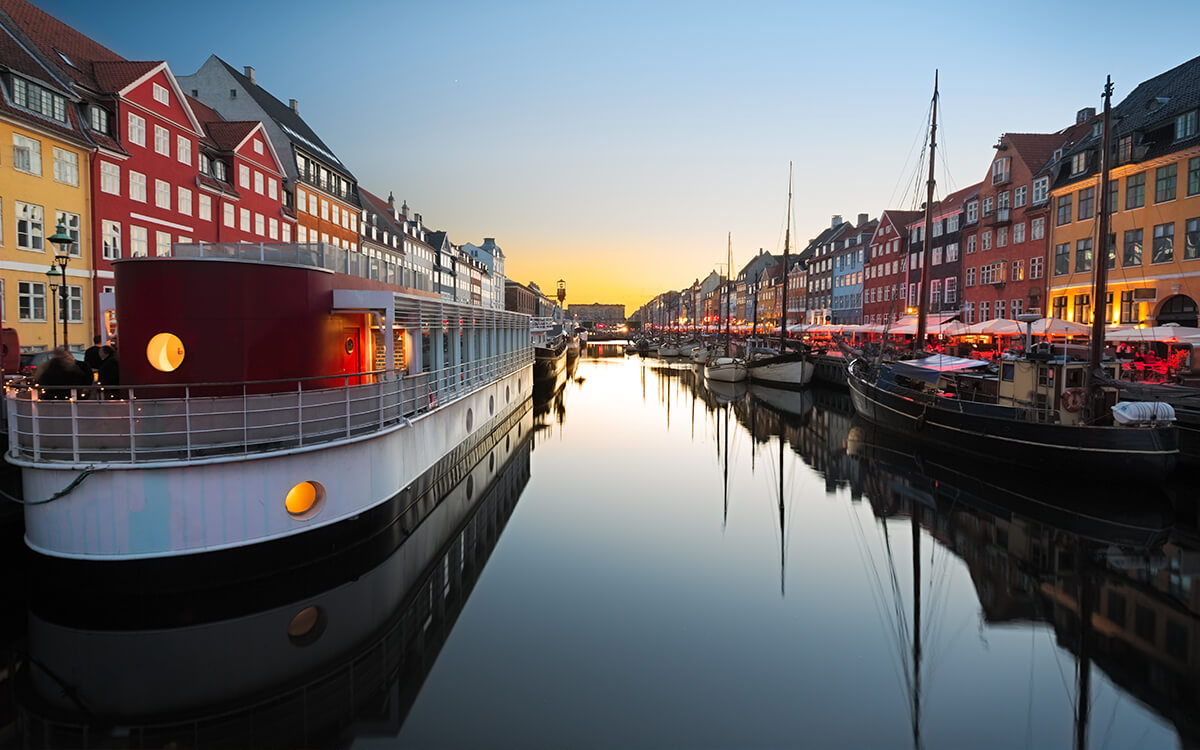 Kolorowe budynki nad wodą w Kopenhadze