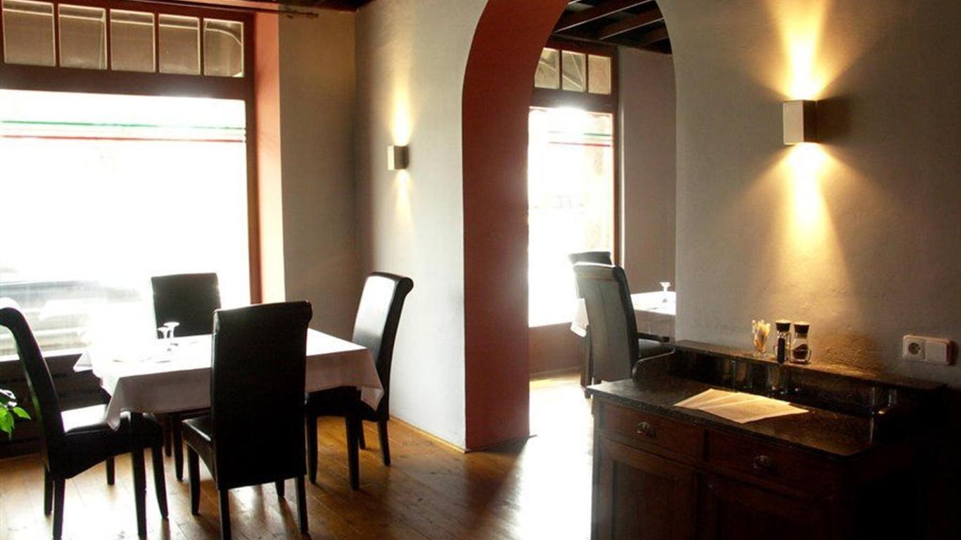 Hotel Saloon