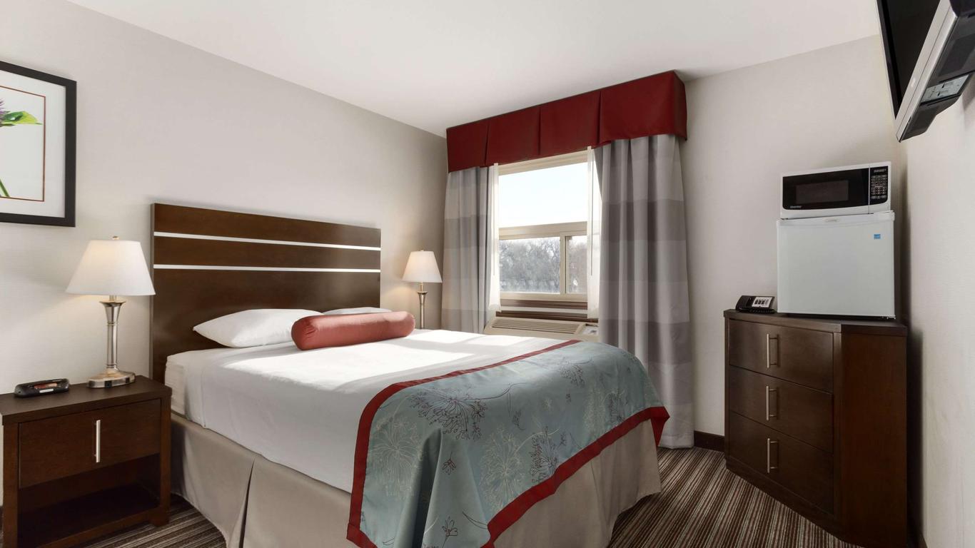 Super 8 by Wyndham Saskatoon Near Downtown