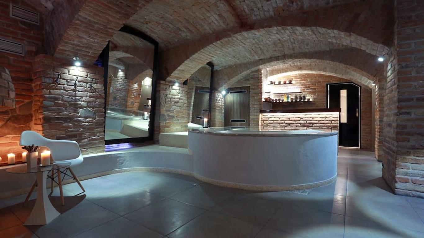 Penzión Wellness & Restaurant Zoborská, free parking