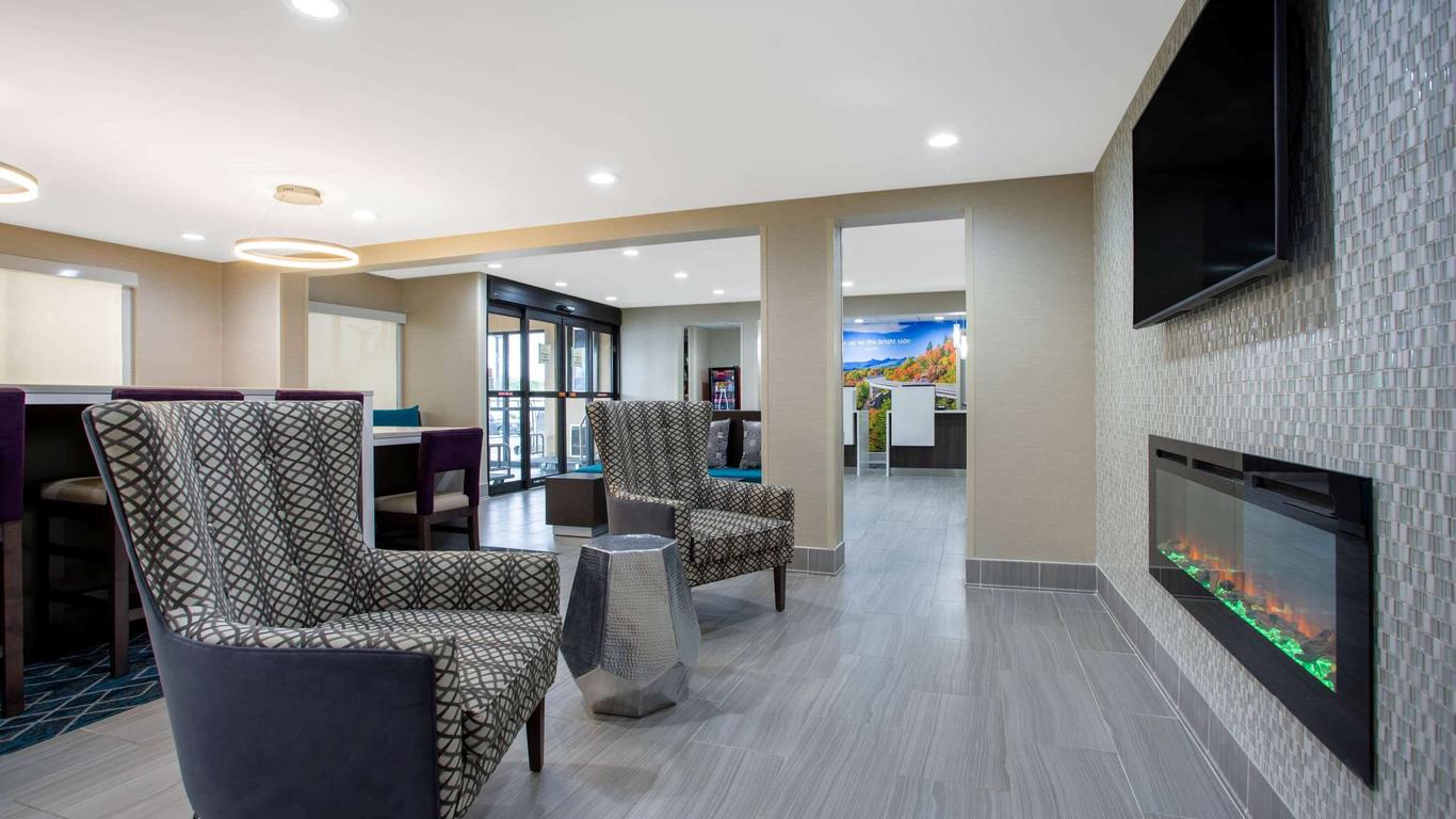 La Quinta Inn and Suites by Wyndham Roanoke Salem