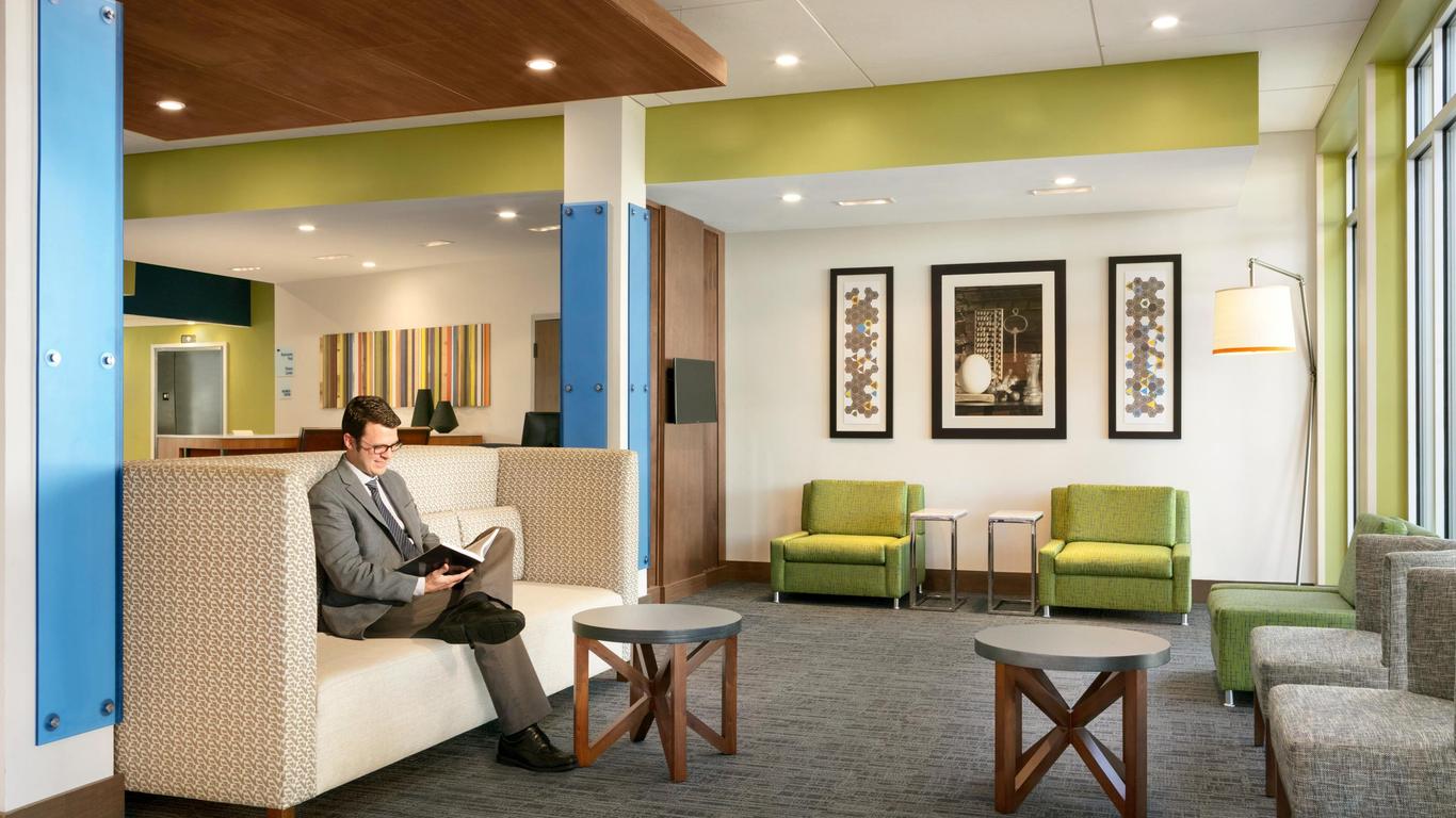 Holiday Inn Express & Suites Salisbury, An IHG Hotel