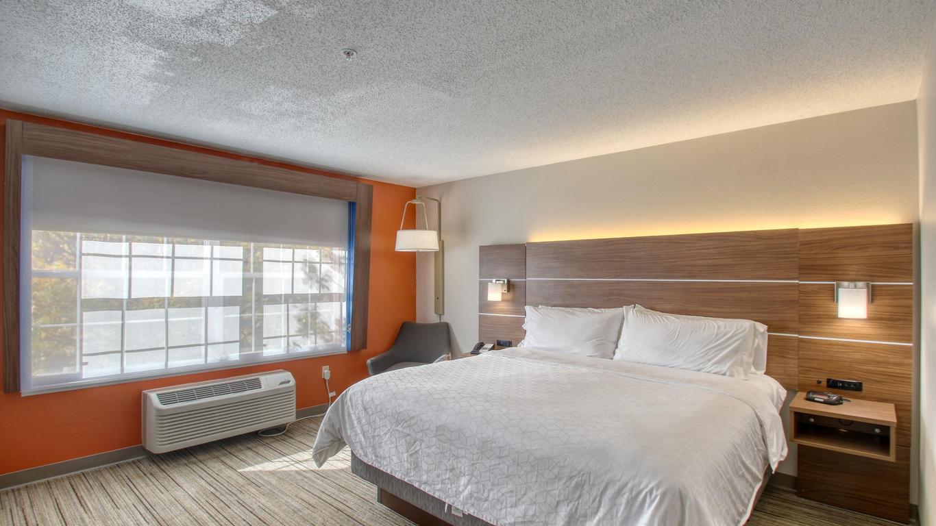 Holiday Inn Express Hotel & Suites Oshkosh, An IHG Hotel